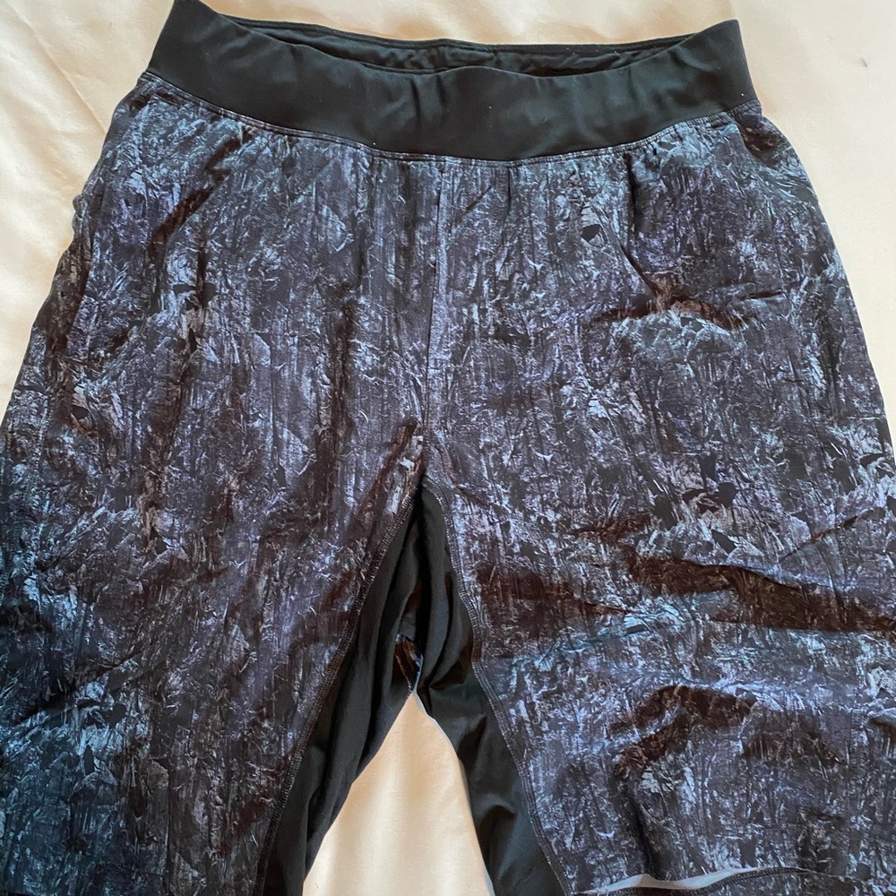 Men’s Lululemon 11inch shorts Blue Camo M